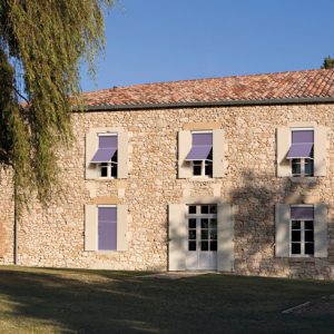 tenda a caduta esterno con motore, guide in alluminio, frangitratta e braccetti.