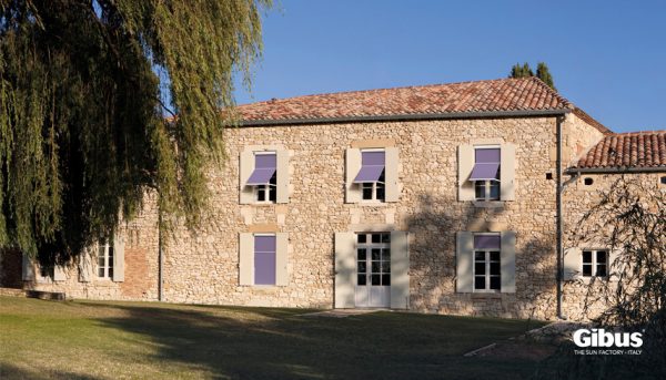 tenda a caduta esterno con motore, guide in alluminio, frangitratta e braccetti.